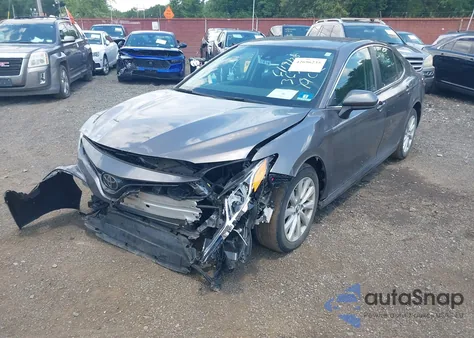 2020 Toyota Camry Le z USA, uszkodzony, nr VIN 4T1C11AK7LU339279